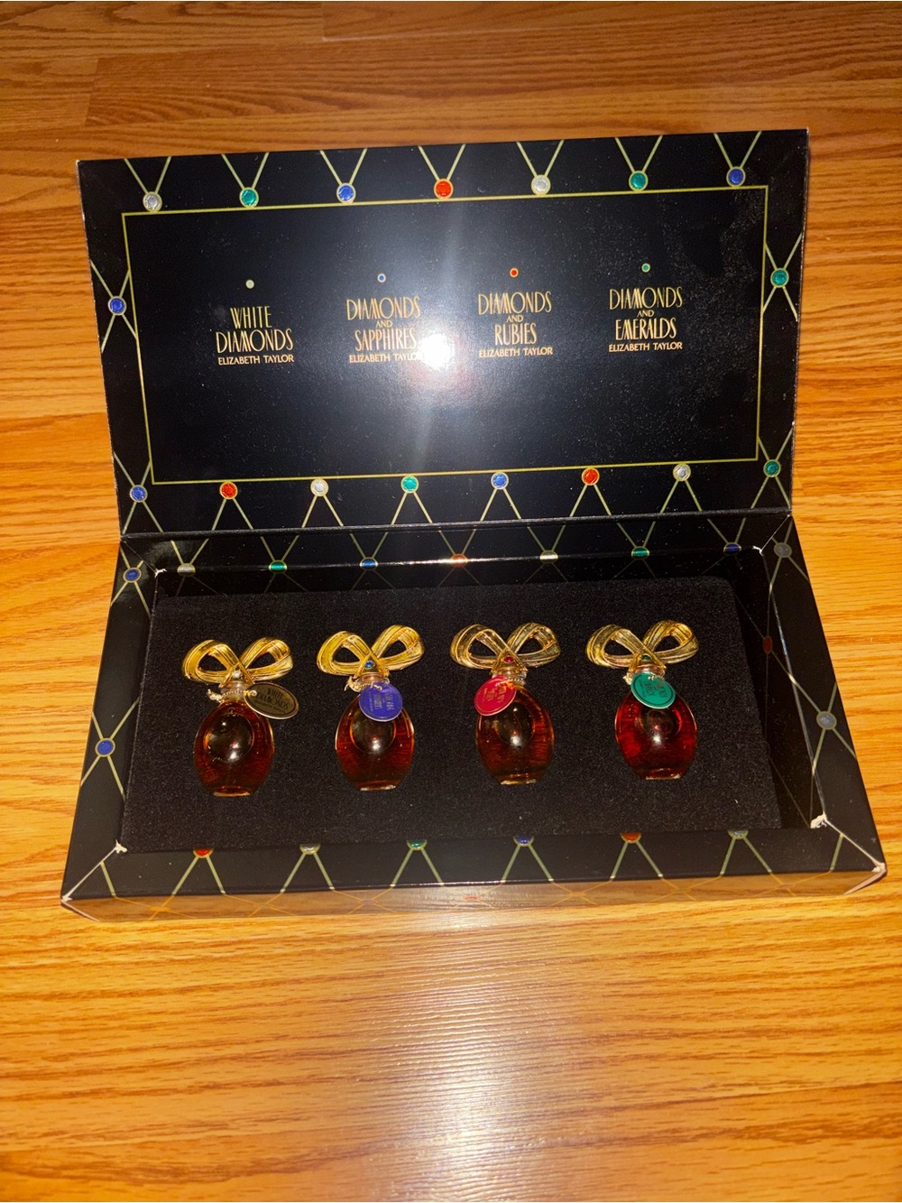 Elizabeth Taylor Fragrant Jewel Collection - Cream Box